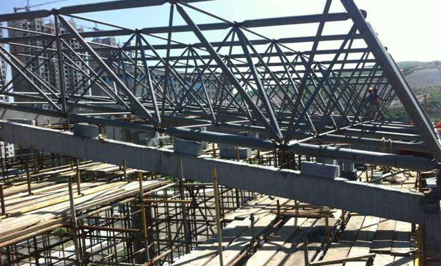 德兴简述网架公司的黑色压型钢板的吊装步履